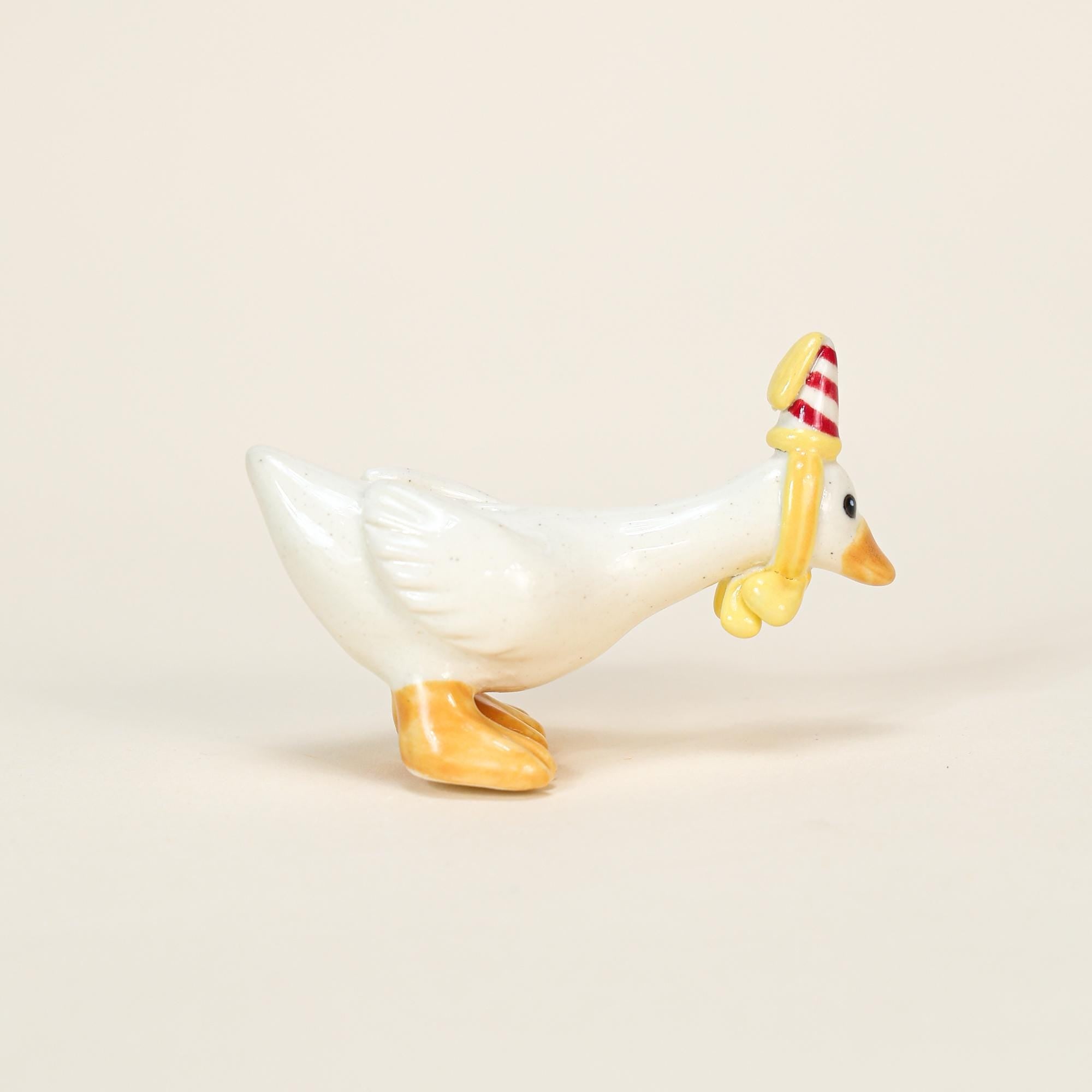 Party Hat Ceramic Goose Cake Topper Handmade Porcelain Figurine Camp Hollow Birthday Candle Holder Cute Party Decoration Collectible Gift