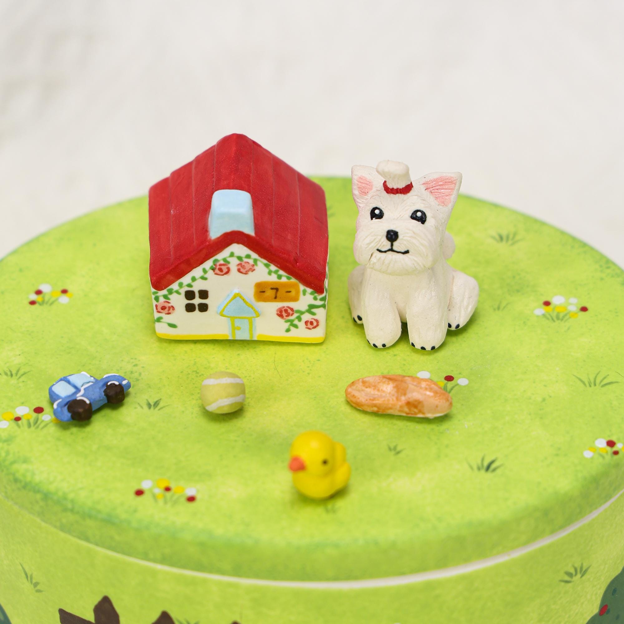Custom Pet Memorial Urn Personalized Cat Dog House Figurines Green Garden Colorful Handpainted Pottery Urn Favorite Toys Pottery Pet Jar